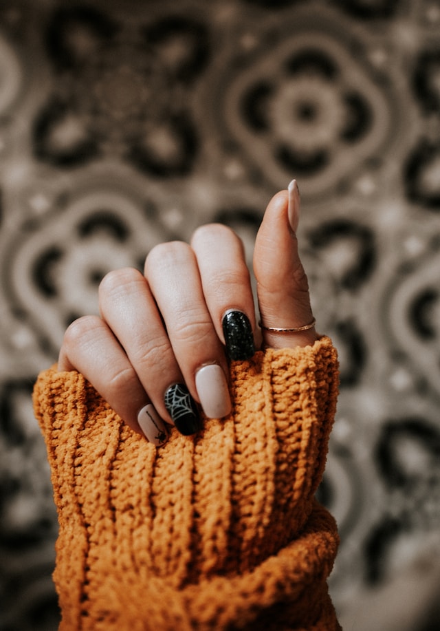 Effortless Glamour with Short Black Nails